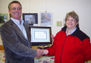 Tom Osborne receives Volunteer Achievement Award from Elizabeth Dropp